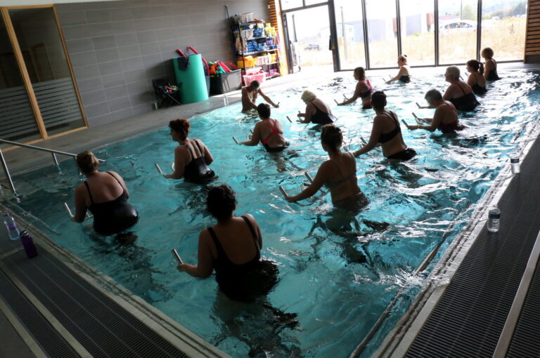 seance-d-aquagym-dans-le-bassin-du-centre-1599204407