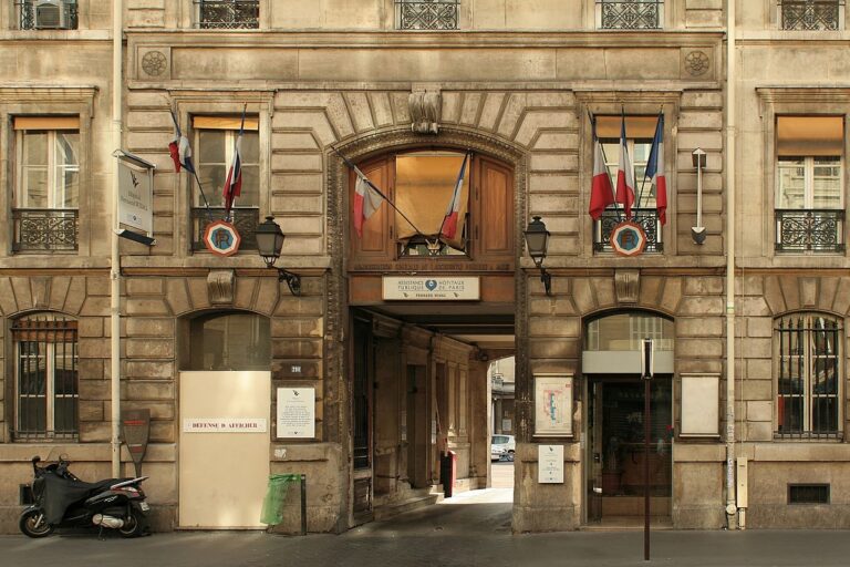 Hôpital Fernand-Widal, Paris 10e. Entrée sur la rue du Faubourg-Saint-Denis.