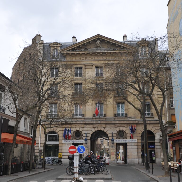 Entrée de l'hôpital saint-Antoine Paris 12eme