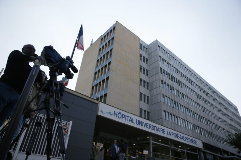 Un Français de 60 ans contaminé par le nouveau coronavirus apparu en Chine est mort dans la nuit de mardi à mercredi à l'hôpital parisien de La Pitié-Salpêtrière, a annoncé mercredi le directeur général de la santé, Jérôme Salomon. /Photo d'archives/REUTERS/Gonzalo Fuentes
