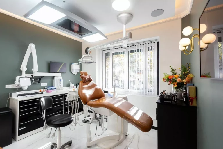 Smile-Clinic-soins-dentaires-dentiste-768x512